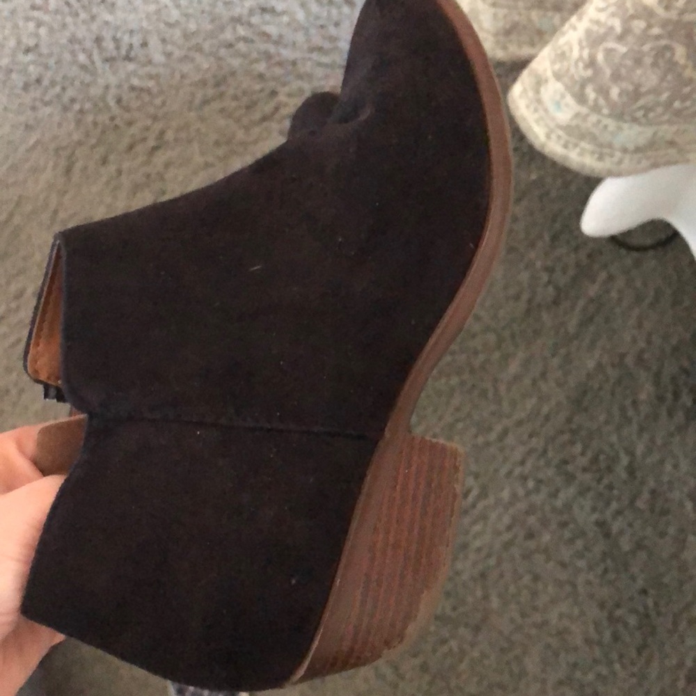 Almost new. Comfortable.1 and 1/2 inch heel.